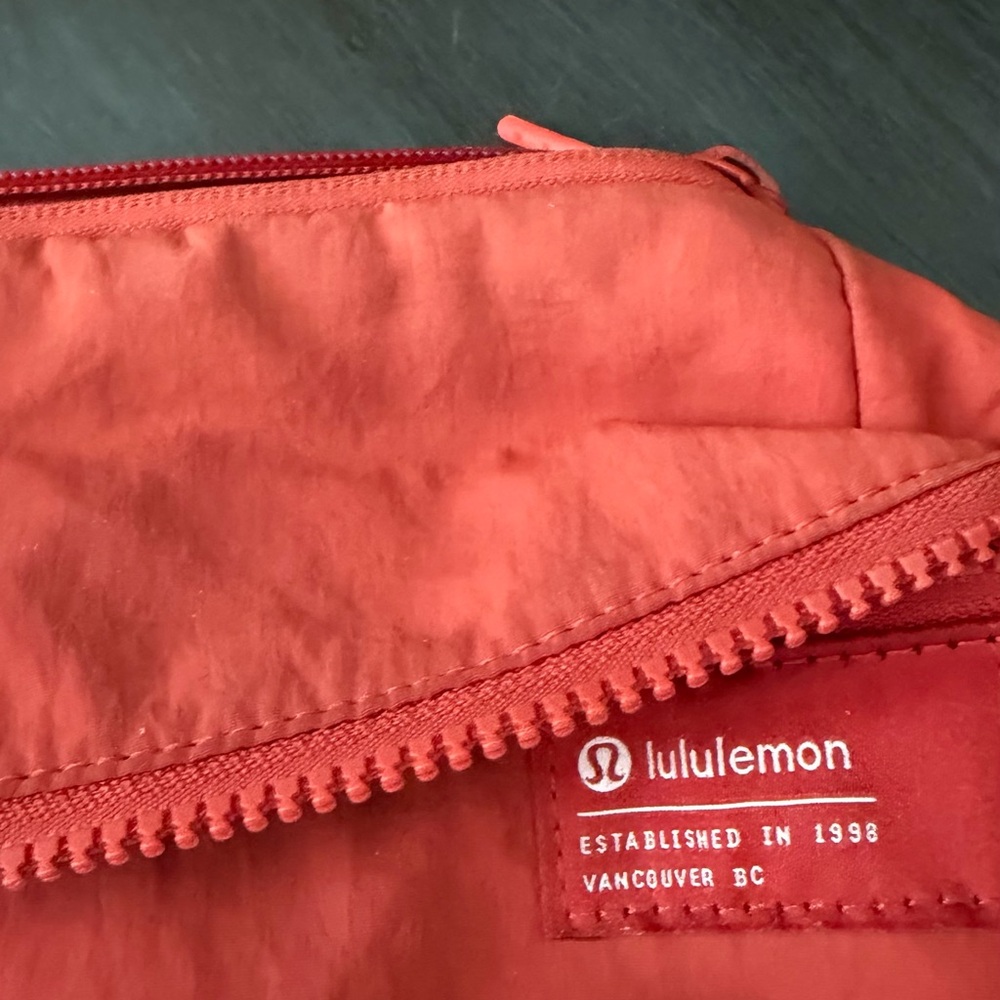 Lululemon Clean Lines Belt Bag in Red Rock. In pre-owned condition - Picture 4 of 9